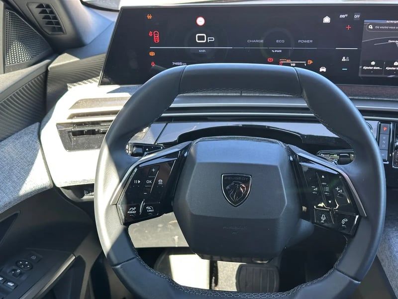 Photo de la voiture PEUGEOT 5008 Hybrid 145 ch e-DCS6 Allure