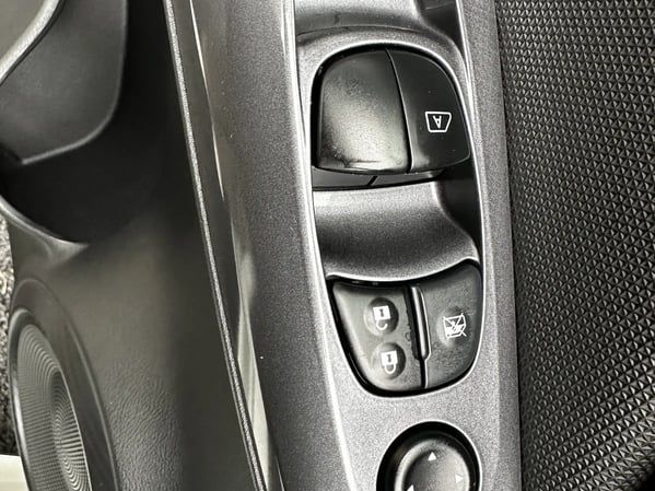 Photo de la voiture NISSAN JUKE 2023.5 DIG-T 114 DCT7 Acenta