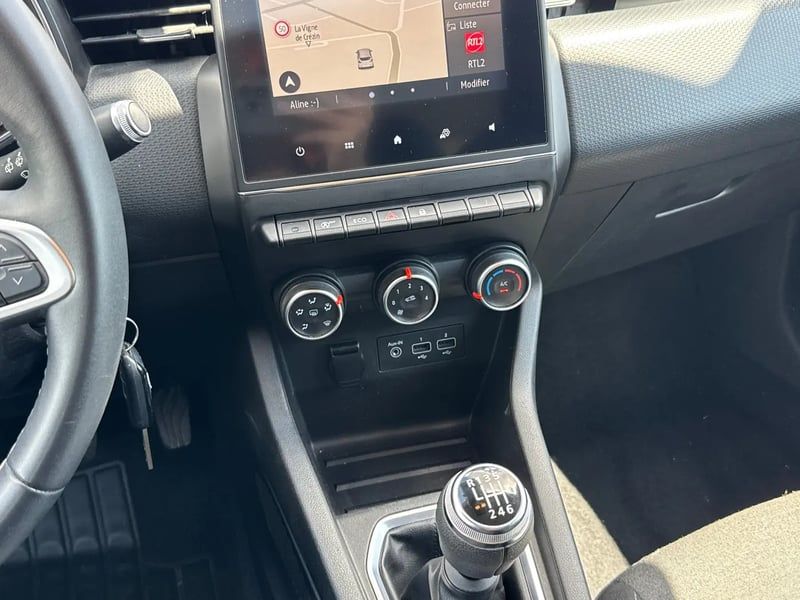 Photo de la voiture RENAULT CLIO V Blue dCi 85 Zen