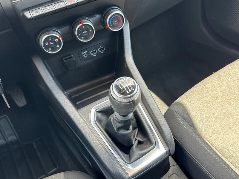 Photo de la voiture RENAULT CLIO V Blue dCi 85 Zen