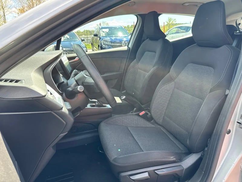 Photo de la voiture RENAULT CLIO V Blue dCi 85 Zen