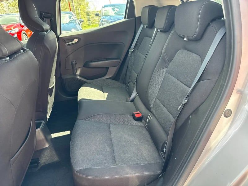 Photo de la voiture RENAULT CLIO V Blue dCi 85 Zen