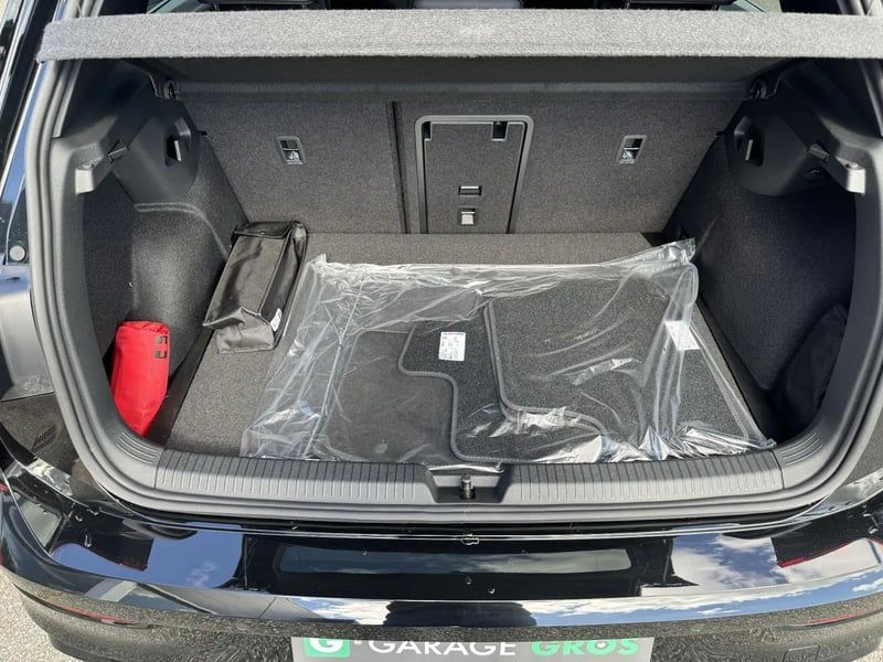 Photo de la voiture VOLKSWAGEN GOLF 1.5 eTSI EVO2 150 DSG7 R-Line Edition
