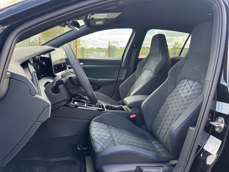 Photo de la voiture VOLKSWAGEN GOLF 1.5 eTSI EVO2 150 DSG7 R-Line Edition