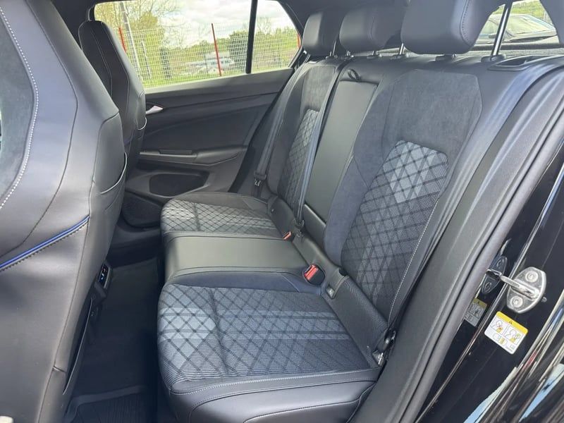Photo de la voiture VOLKSWAGEN GOLF 1.5 eTSI EVO2 150 DSG7 R-Line Edition