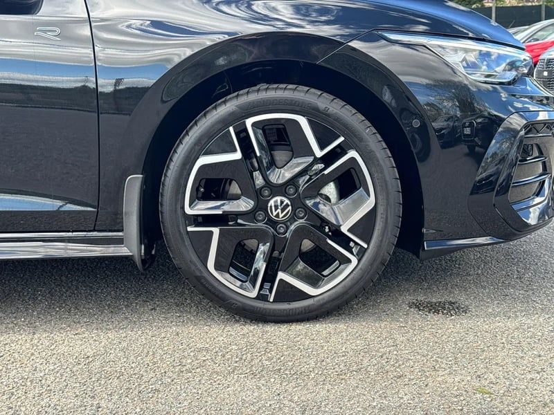 Photo de la voiture VOLKSWAGEN GOLF 1.5 eTSI EVO2 150 DSG7 R-Line Edition