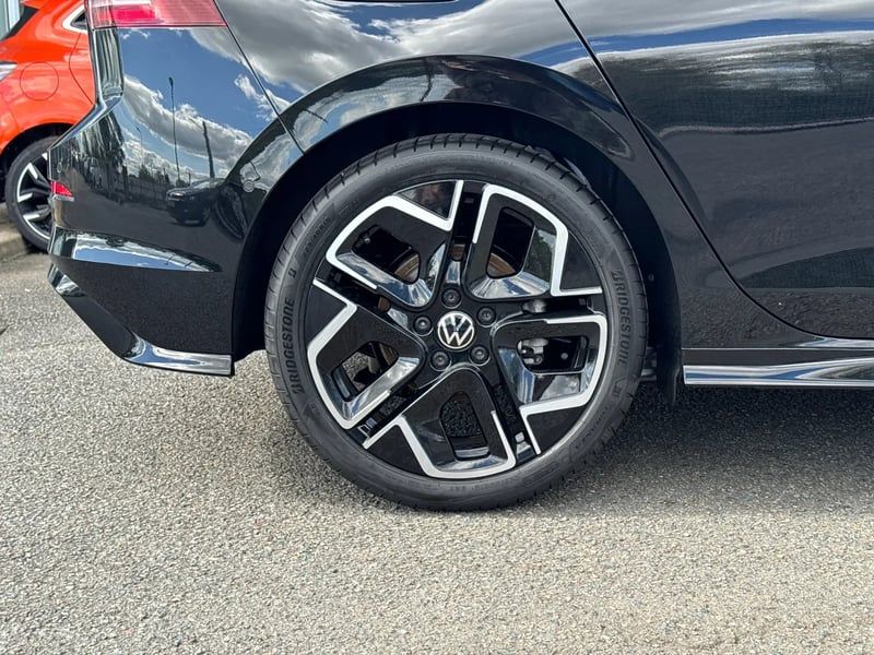 Photo de la voiture VOLKSWAGEN GOLF 1.5 eTSI EVO2 150 DSG7 R-Line Edition