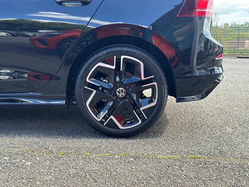 Photo de la voiture VOLKSWAGEN GOLF 1.5 eTSI EVO2 150 DSG7 R-Line Edition