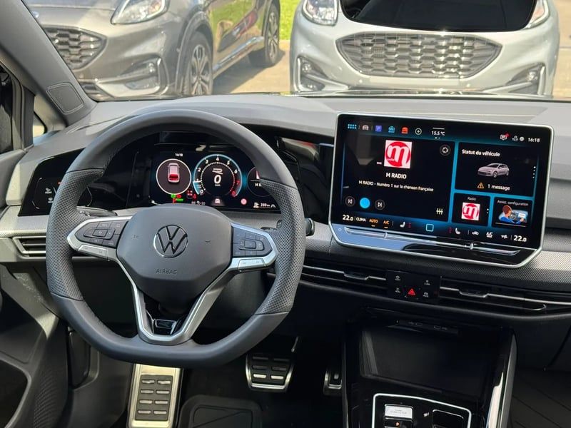 Photo de la voiture VOLKSWAGEN GOLF 1.5 eTSI EVO2 150 DSG7 R-Line Edition