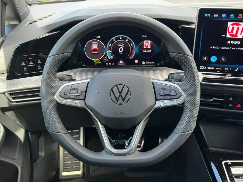 Photo de la voiture VOLKSWAGEN GOLF 1.5 eTSI EVO2 150 DSG7 R-Line Edition