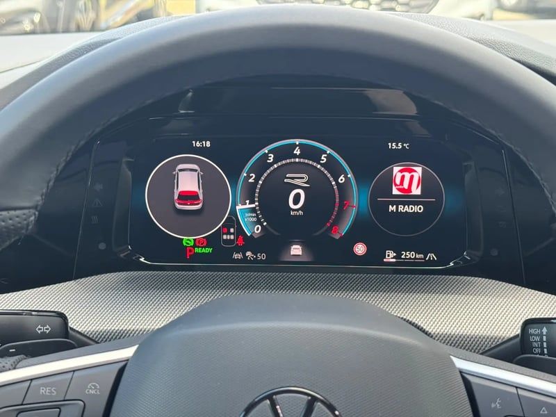 Photo de la voiture VOLKSWAGEN GOLF 1.5 eTSI EVO2 150 DSG7 R-Line Edition