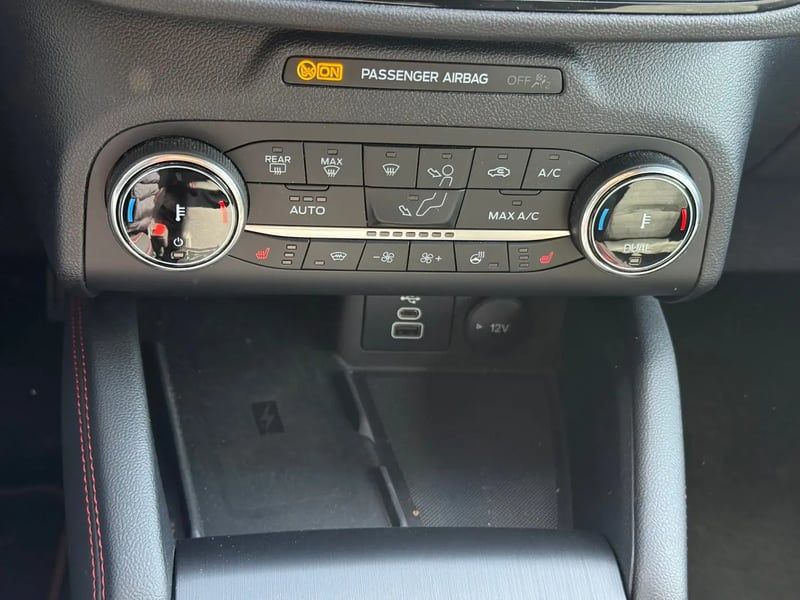 Photo de la voiture FORD KUGA 2.0 TDCi 120 S&S 4x2 Powershift ST-Line