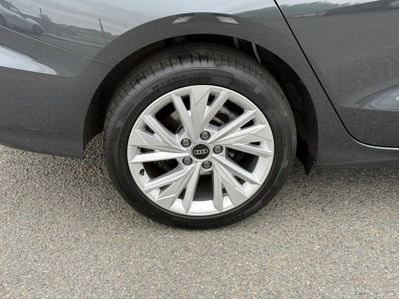 Photo de la voiture AUDI A3 BERLINE 30 TFSI 110