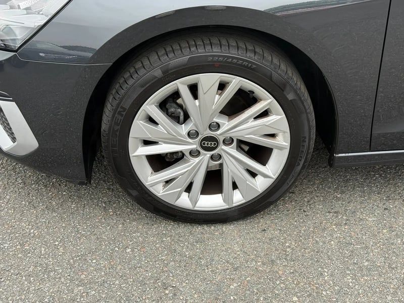 Photo de la voiture AUDI A3 BERLINE 30 TFSI 110