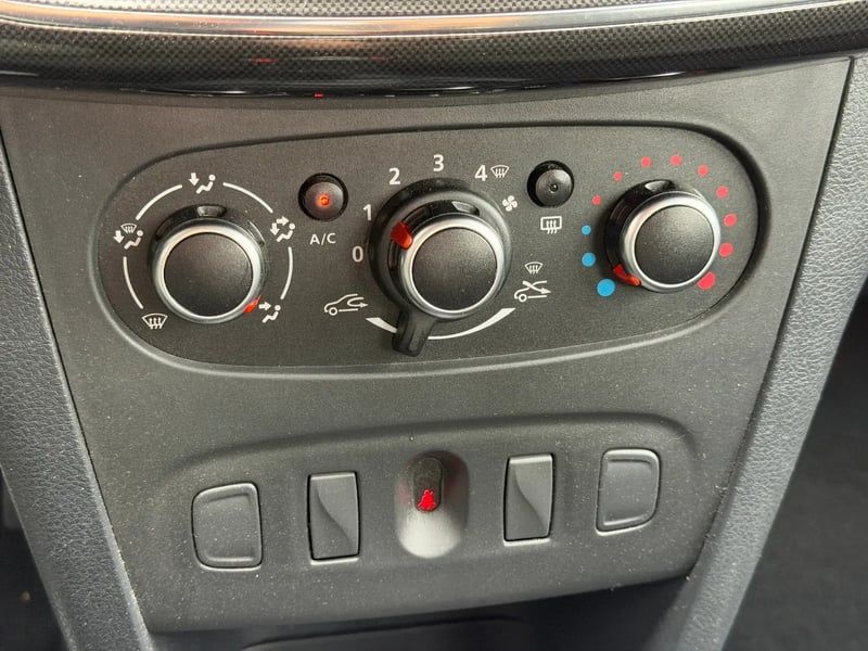Photo de la voiture DACIA SANDERO TCe 90 Laureate