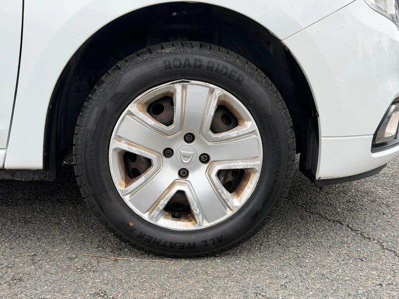 Photo de la voiture DACIA SANDERO TCe 90 Laureate