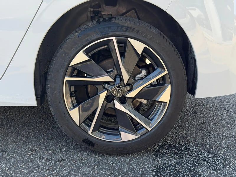 Photo de la voiture PEUGEOT 308 Hybrid 145 e-DCS6 Allure