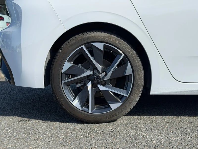 Photo de la voiture PEUGEOT 308 Hybrid 145 e-DCS6 Allure