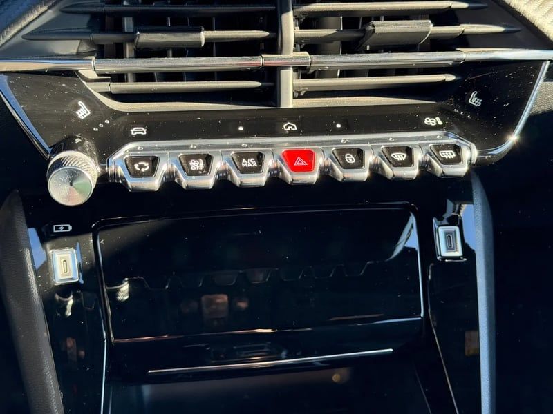 Photo de la voiture PEUGEOT 2008 PureTech 130 S&S EAT8 Allure