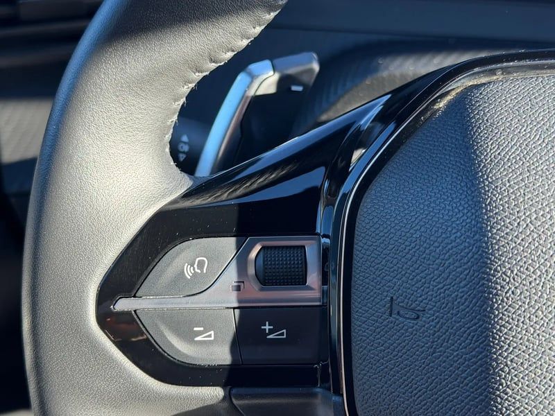 Photo de la voiture PEUGEOT 2008 PureTech 130 S&S EAT8 Allure