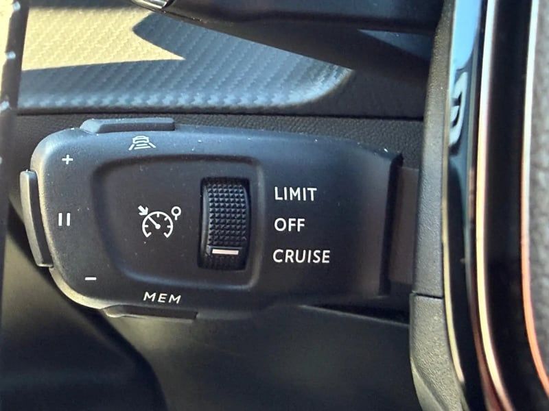 Photo de la voiture PEUGEOT 2008 PureTech 130 S&S EAT8 Allure