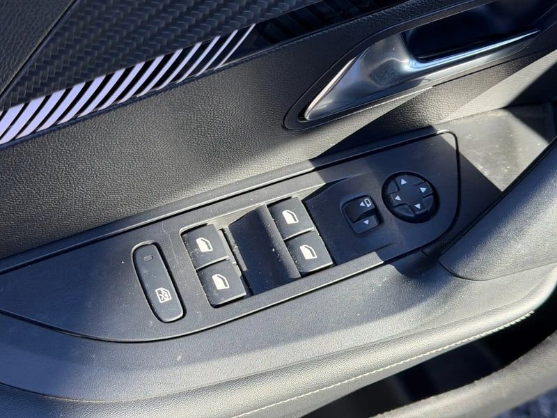 Photo de la voiture PEUGEOT 2008 PureTech 130 S&S EAT8 Allure