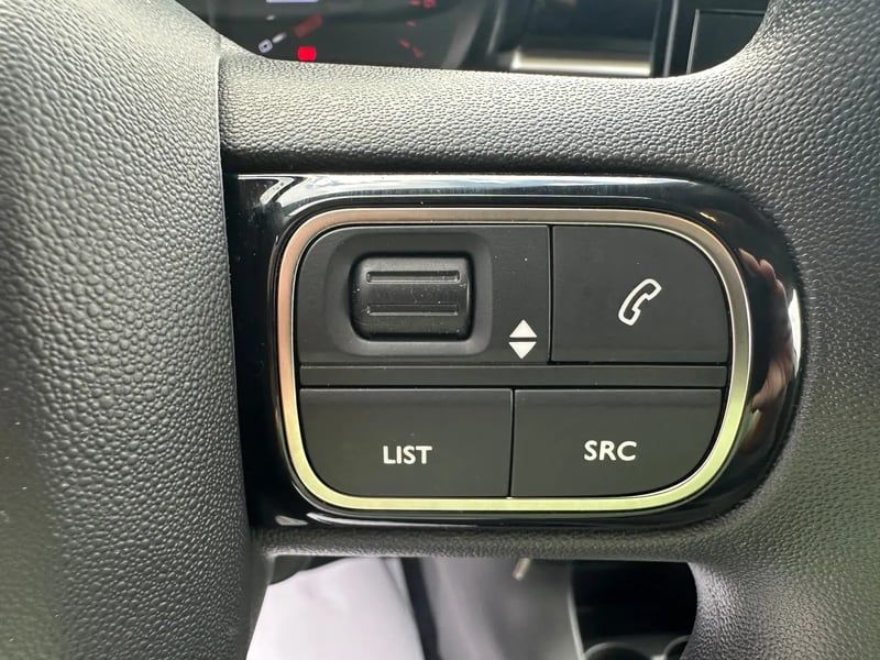 Photo de la voiture CITROEN C3 PureTech 83 S&S BVM5 Shine