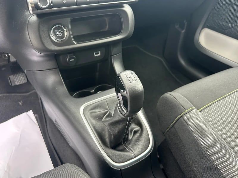Photo de la voiture CITROEN C3 PureTech 83 S&S BVM5 Shine