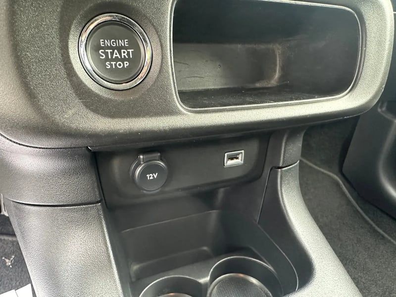 Photo de la voiture CITROEN C3 PureTech 83 S&S BVM5 Shine
