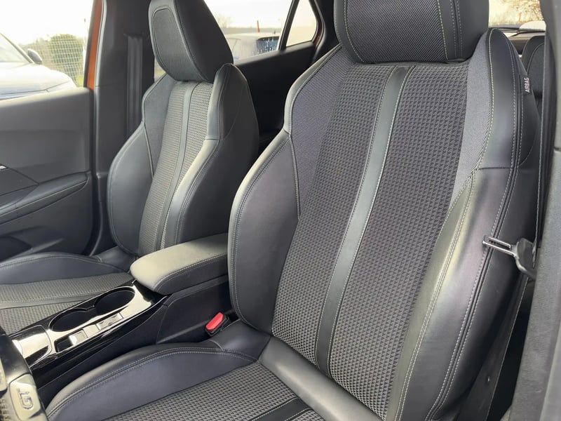 Photo de la voiture PEUGEOT 2008 BlueHDi 130 S&S EAT8 GT Line