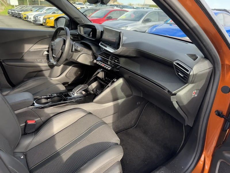 Photo de la voiture PEUGEOT 2008 BlueHDi 130 S&S EAT8 GT Line