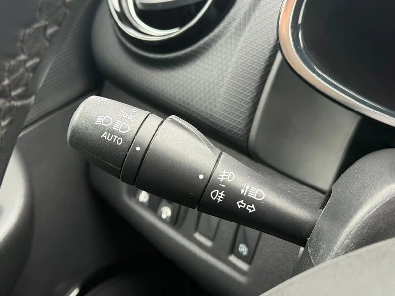Photo de la voiture RENAULT CLIO IV TCe 90 E6C Intens