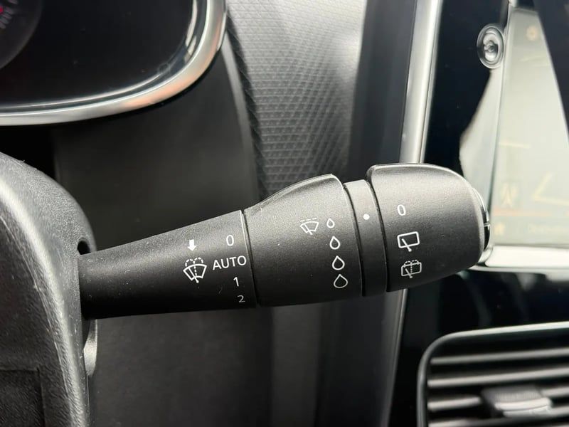 Photo de la voiture RENAULT CLIO IV TCe 90 E6C Intens