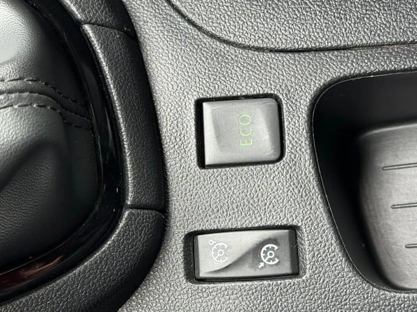 Photo de la voiture RENAULT CLIO IV TCe 90 E6C Intens