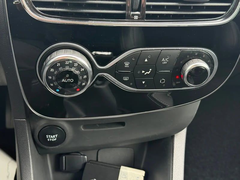 Photo de la voiture RENAULT CLIO IV TCe 90 E6C Intens