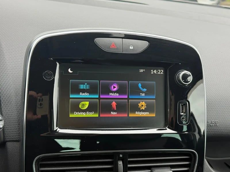 Photo de la voiture RENAULT CLIO IV TCe 90 E6C Intens