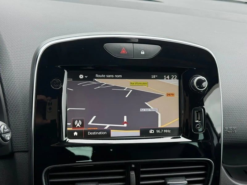 Photo de la voiture RENAULT CLIO IV TCe 90 E6C Intens
