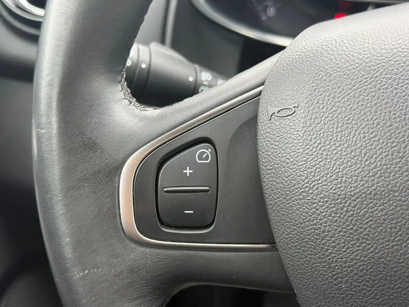 Photo de la voiture RENAULT CLIO IV TCe 90 E6C Intens