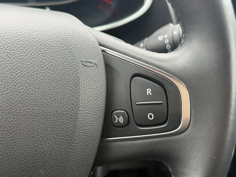 Photo de la voiture RENAULT CLIO IV TCe 90 E6C Intens