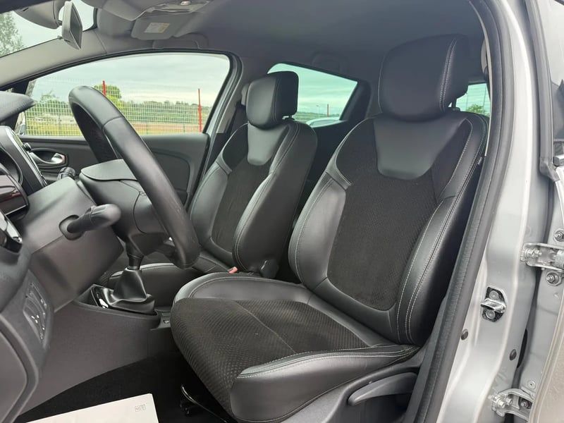 Photo de la voiture RENAULT CLIO IV TCe 90 E6C Intens