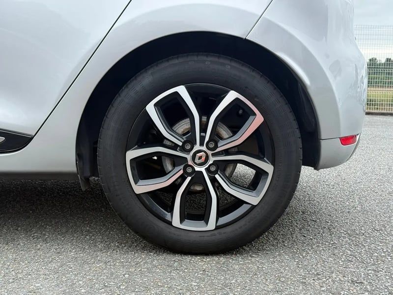 Photo de la voiture RENAULT CLIO IV TCe 90 E6C Intens