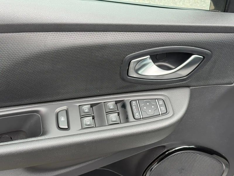 Photo de la voiture RENAULT CLIO IV TCe 90 E6C Intens
