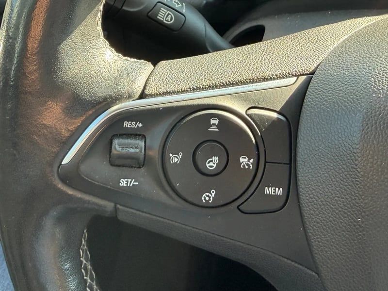 Photo de la voiture OPEL GRANDLAND X BUSINESS 1.5 Diesel 130 ch BVA6 Innovation Business