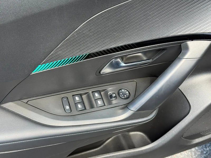 Photo de la voiture PEUGEOT 2008 BlueHDi 110 S&S BVM6 Allure Pack