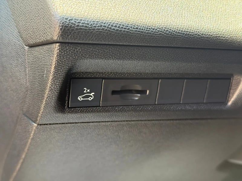 Photo de la voiture PEUGEOT 408 Hybrid 145 e-DCS6 GT
