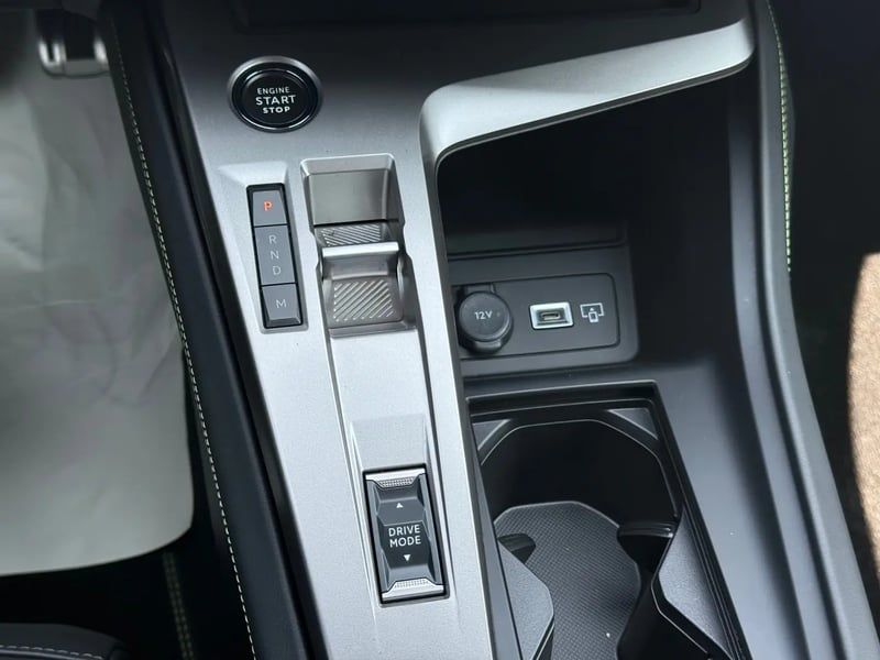 Photo de la voiture PEUGEOT 408 Hybrid 145 e-DCS6 GT