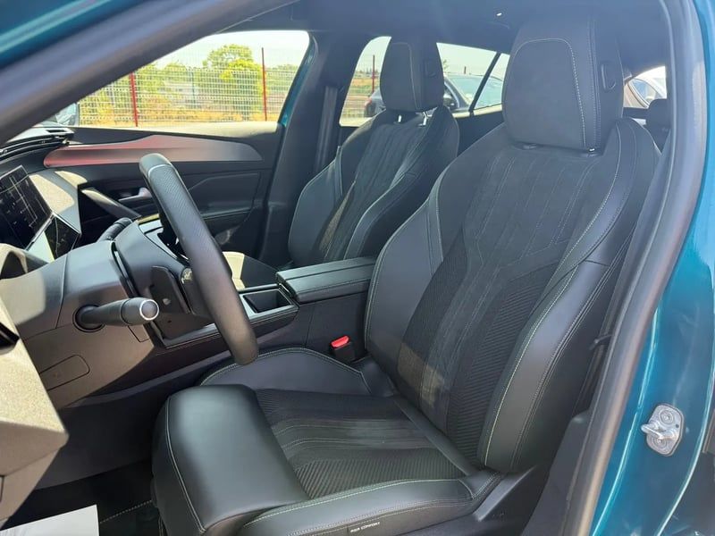 Photo de la voiture PEUGEOT 408 Hybrid 145 e-DCS6 GT