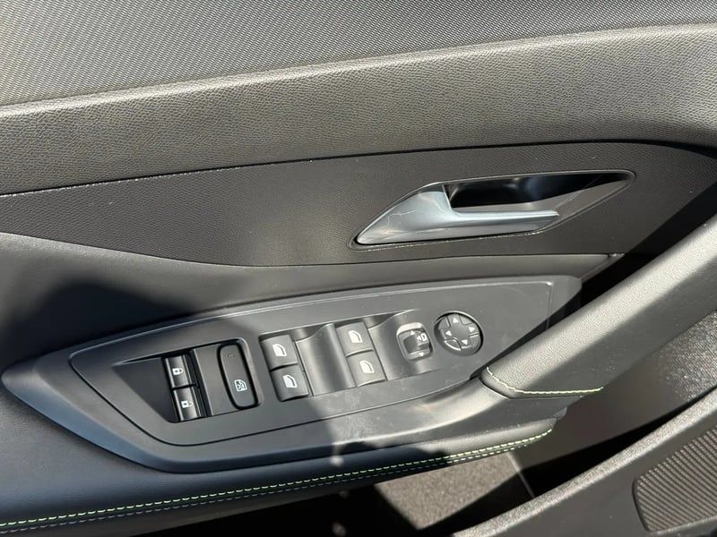 Photo de la voiture PEUGEOT 408 Hybrid 145 e-DCS6 GT