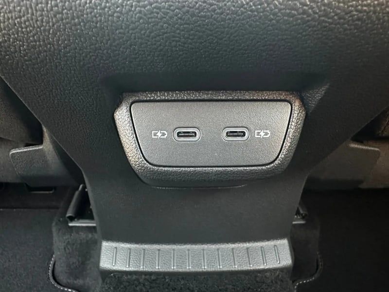Photo de la voiture VOLKSWAGEN T-CROSS 1.0 TSI 116 Start/Stop DSG7 R-Line Edition