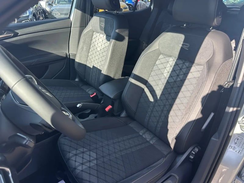 Photo de la voiture VOLKSWAGEN T-CROSS 1.0 TSI 116 Start/Stop DSG7 R-Line Edition
